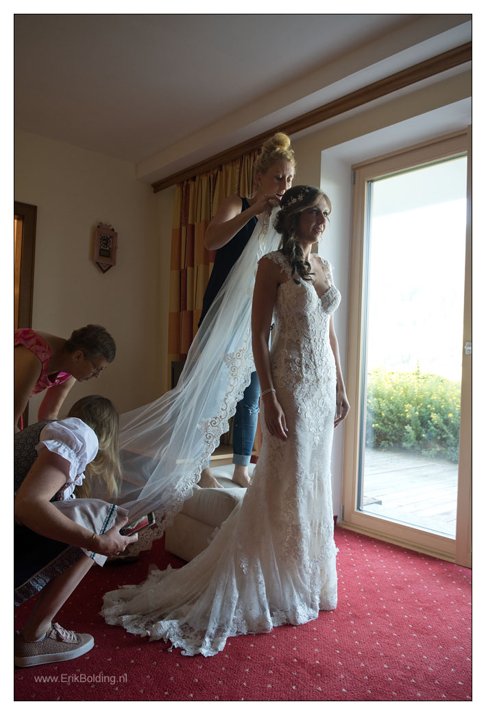 Aankleden bruid